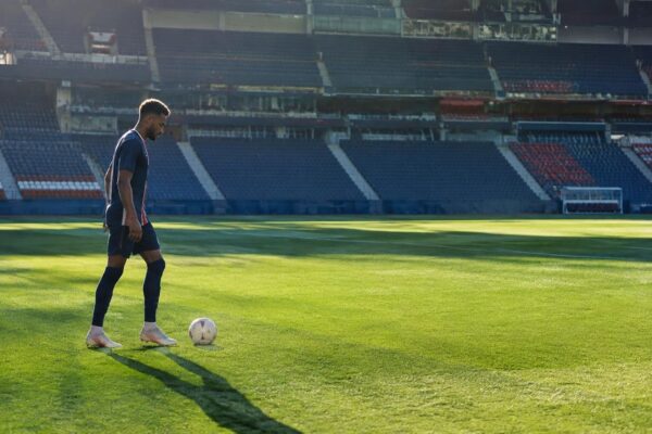 Infortuni al PSG: Kvaratskhelia perde la stagione per legamento rotto