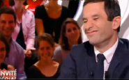 Hamon voit un montage dans la une du parisien avec Montebourg