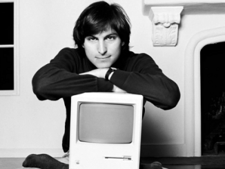 Steve Jobs devant un Mac