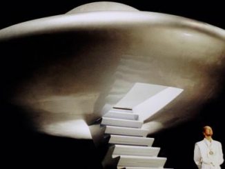 Raël devant sa soucoupe volante