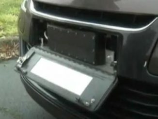 Radar de police caché dans la plaque d'immatriculation