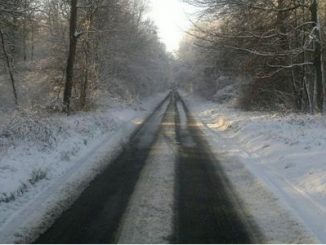 Une route de campagne enneigée