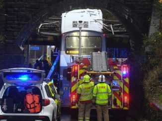 Bus coincé sous un pont au Pays de Galles
