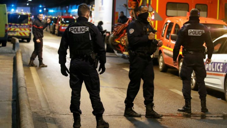 Paris, l'homme se jette contre policiers