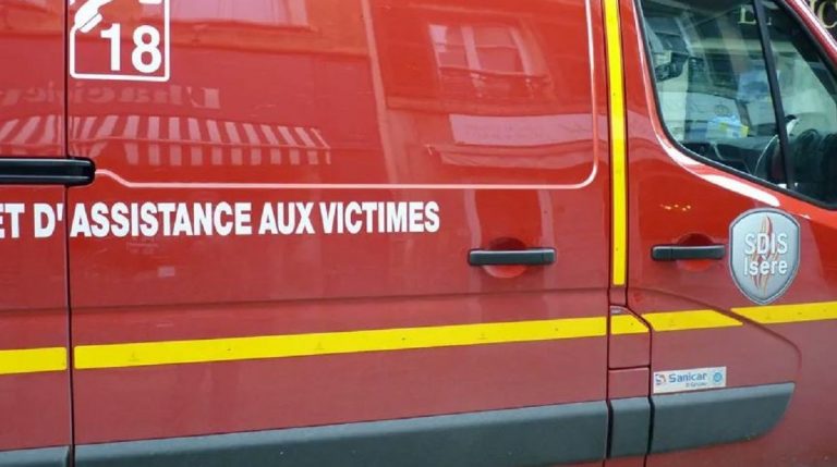 Poids lourd couché sur A6