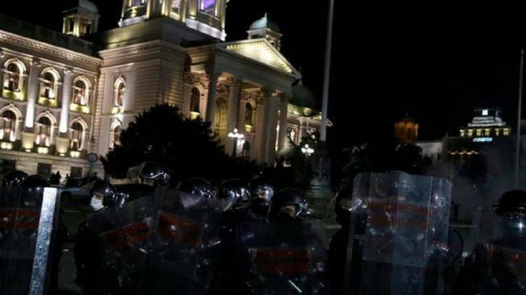 Coronavirus, affrontements à Belgrade