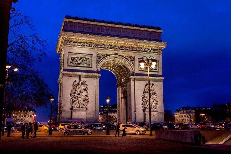 Alerte à bombe à l'Arc de Triomphe