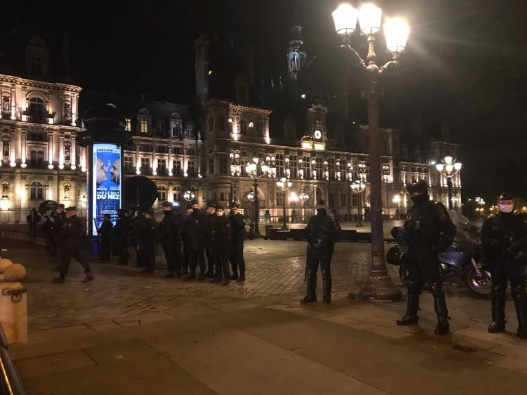 Occupation en cours de la place de la République à Paris par 450 personnes exilées.