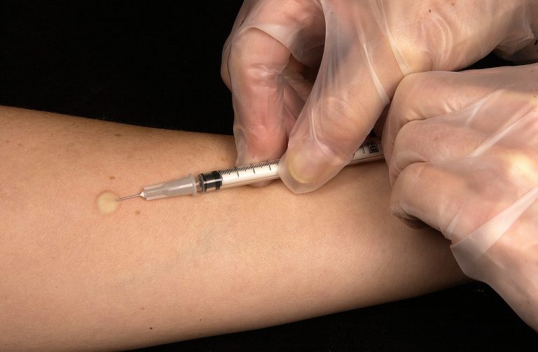 Covid-19 tests vaccins volontaires français.