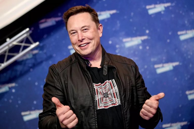 Elon Musk, le patron de Tesla, devient officiellement l’homme le plus riche du monde.