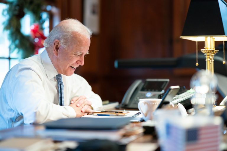 Le Congrès américain certifie officiellement la victoire de Joe Biden.