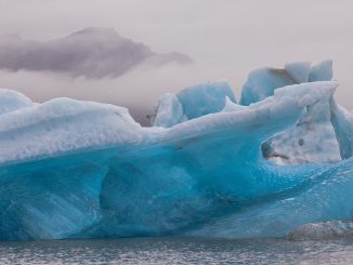 Antarctique: iceberg de la moitié Corse
