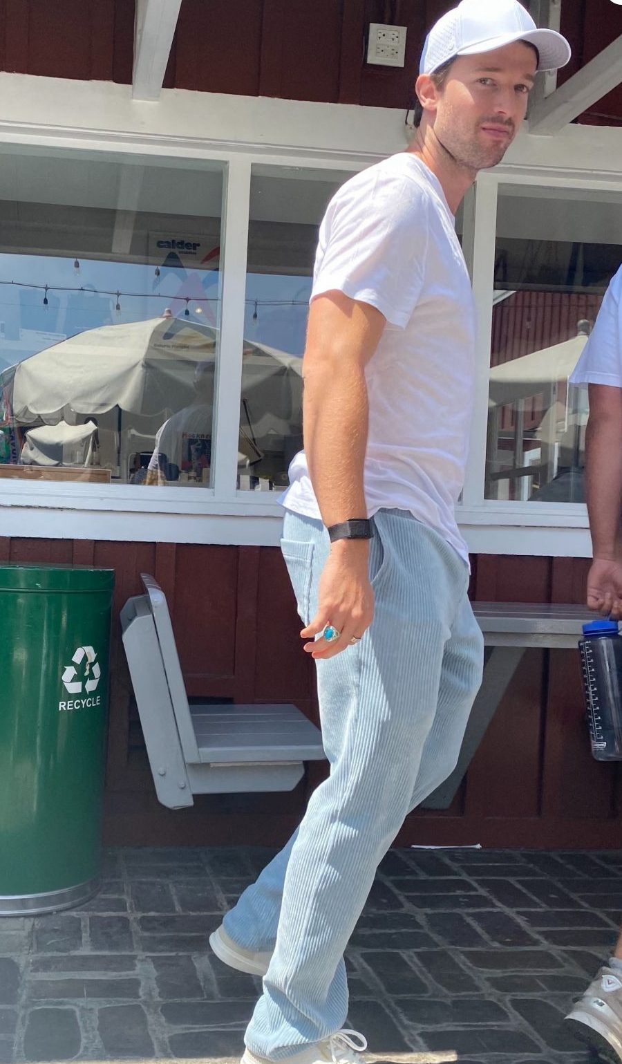 6390808 exclusif patrick schwarzenegger et son 950x0 1 e1630604722535