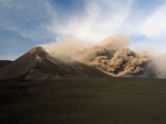 Le volcan italien Etna entre à nouveau en éruption