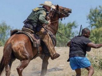 La police américaine fouette les migrants à la frontière mexicaine