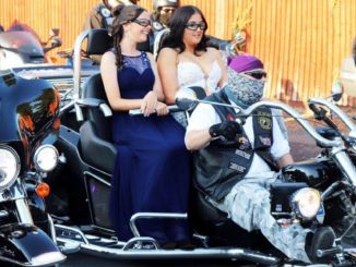 Une jeune fille de 15 ans souffrant d'Asperger et de dyslexie est victime de harcèlement : 200 motards l'emmènent au bal de fin d'année