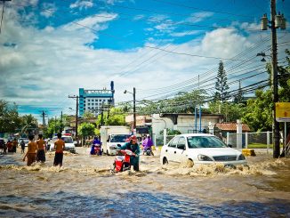 Des mariés se déplacent dans une marmite à cause des inondations