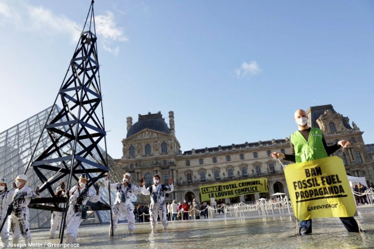 Greenpeace France: « Climat : Total criminel, le Louvre complice »