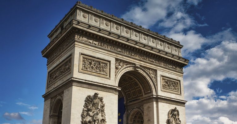 La cérémonien hommage à Hubert Germain