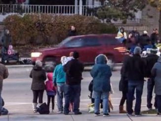Un 4x4 fonce dans la foule aux États-Unis