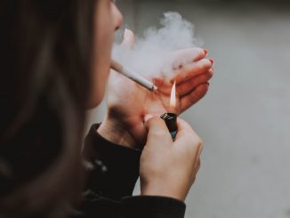 « Nous voulons nous assurer que les gens ne commencent jamais à fumer... en vieillissant, eux et les générations futures ne pourront jamais acheter légalement du tabac »