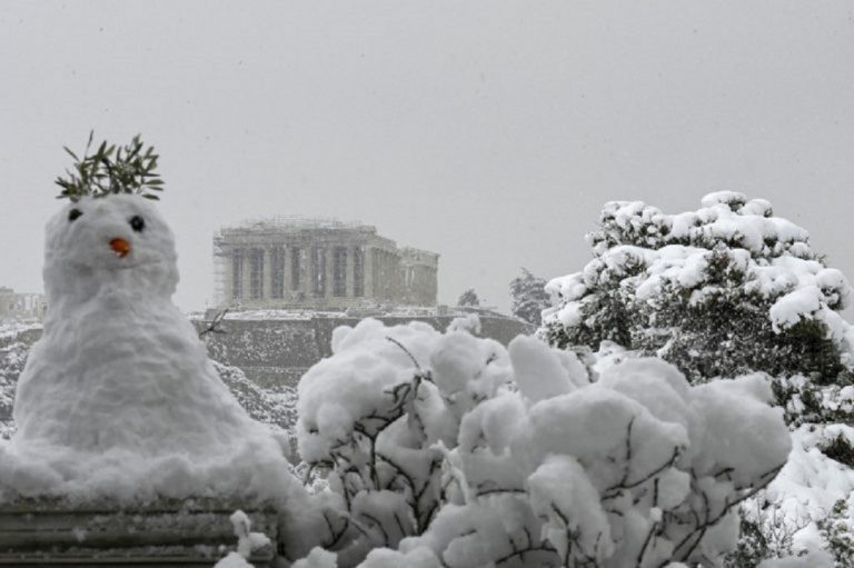 Un épais manteau de neige recouvre Athènes