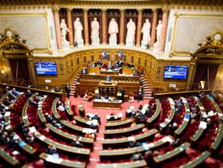 Pass vaccinal : les sénateurs choissent de supprimer la vérification d'identité dans les bars