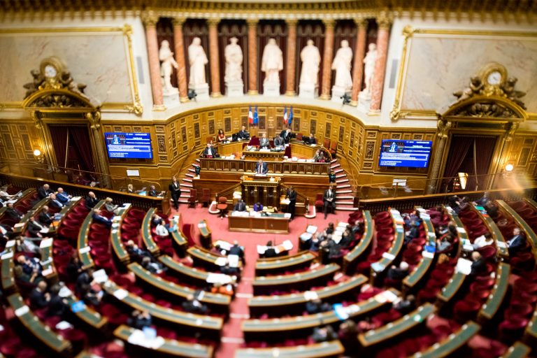 Pass vaccinal : les sénateurs choissent de supprimer la vérification d'identité dans les bars