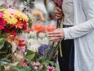 https://www.pexels.com/fr-fr/photo/fleurs-shopping-bouquet-porter-7858798/
