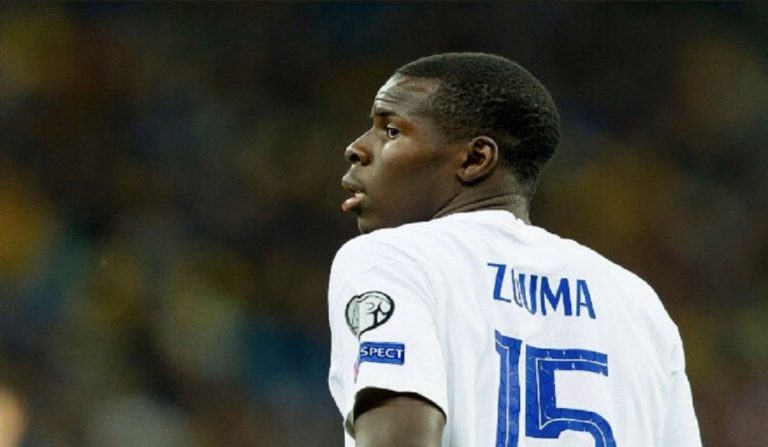 Kurt Zouma donne des coups de pied et des gifles à son chat dans une vidéo