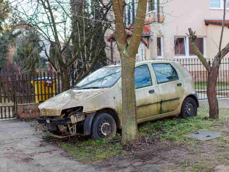 Hoe meld je een verlaten auto