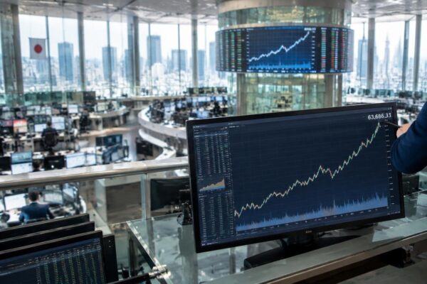 Nikkei-225 erreicht 63.686 Punkte, angetrieben von US-Tech und AI-IPO