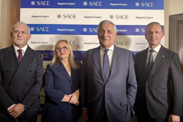 da sx Michele Pignotti, AD SACE On.Lucia Albano, Sottosegretario Ministero dell’Economia e delle Finanze On.Antonio Tajani, Vicepresidente del Consiglio dei Ministri e Ministro degli Affari Esteri e della Cooperazione Internazionale Guglielmo Picchi, Presidente SACE