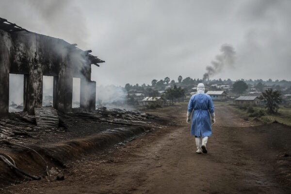 Ebola Congo: 4.300 casi, 470 milioni di dollari di aiuti e l’incendio di Kigonze