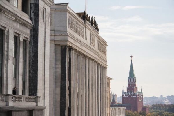 Spesa militare russa 2027: 17.100 miliardi di rubli e debito in crescita