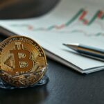 recuperacao do bitcoin esbarra em dados fracos e fluxo de derivativos 1773043846