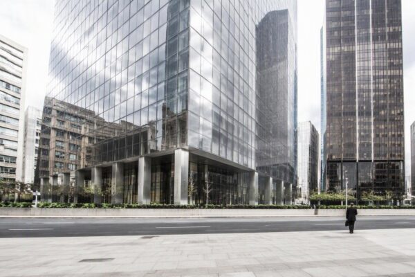 Ibovespa despenca e tenta retomar zona dos 183 mil