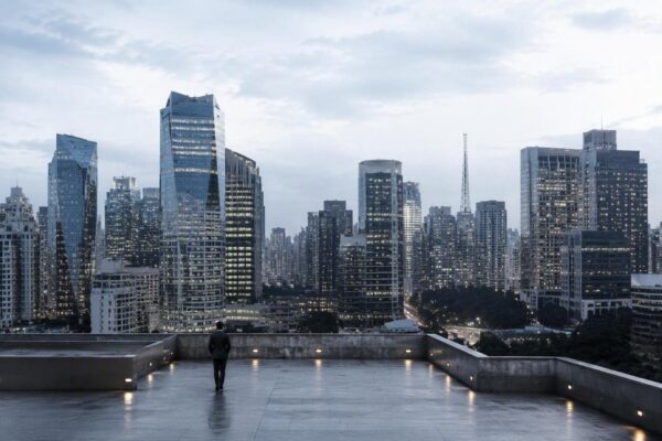 Investidores globais ignoram Brasil devido a incertezas fiscais e eleitorais