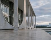 Brasil chega a R$ 300 bi em medidas populistas antes da eleição