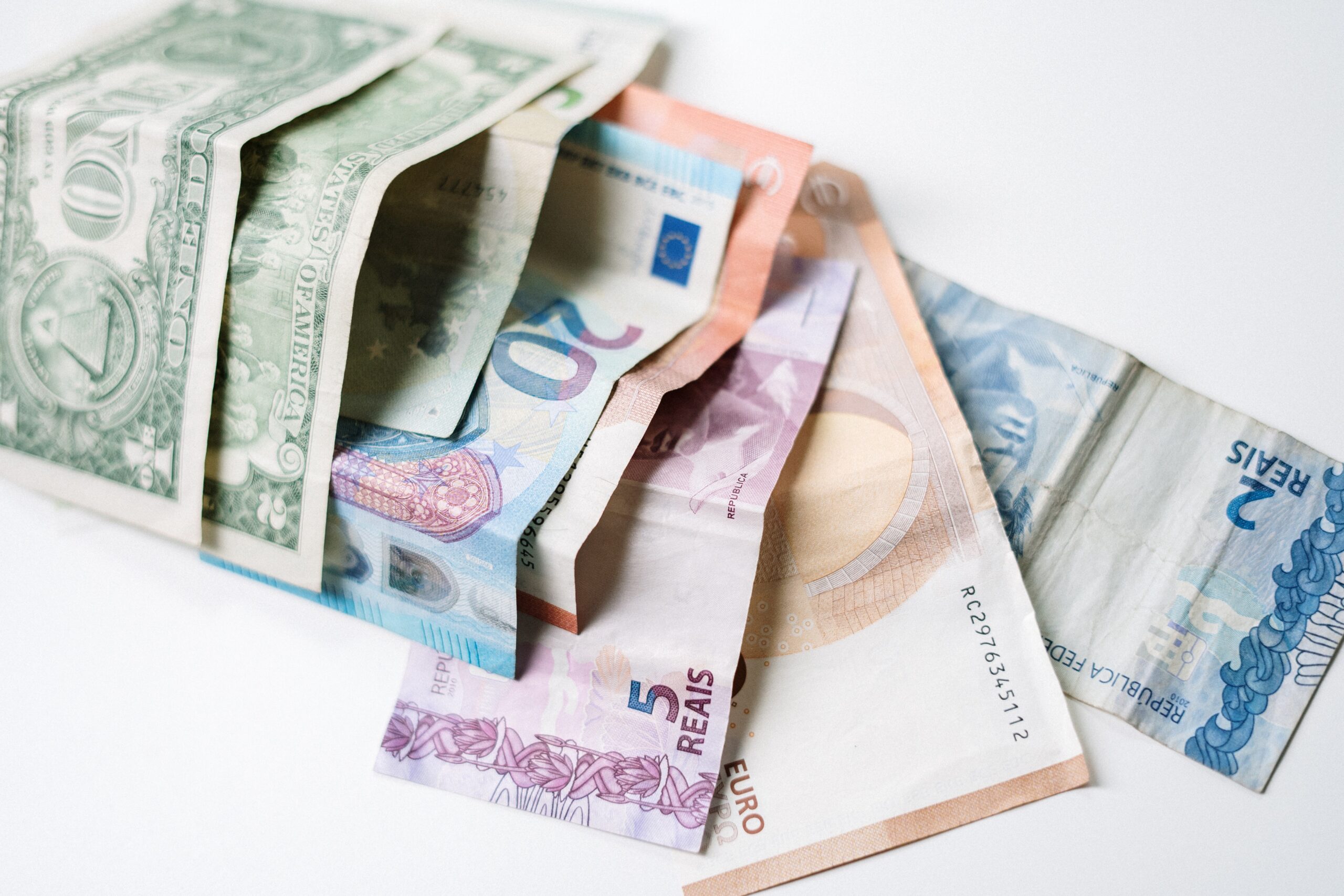 Où changer 100 dollars en euros ? Guide complet avec des conseils utiles