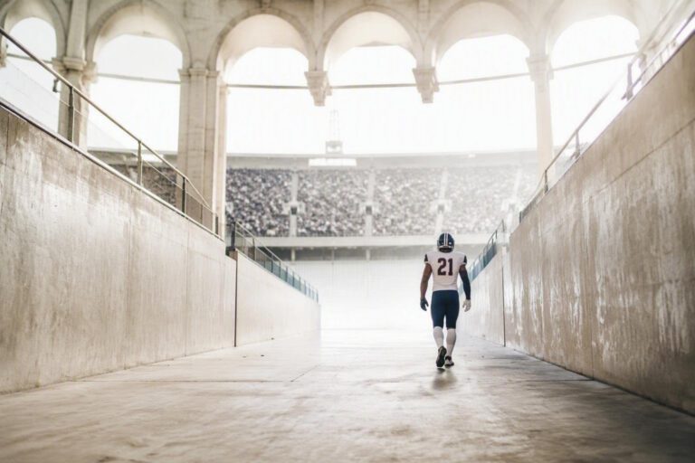 Brasile: il difensore del Coritiba cade nel tunnel dopo un gol annullato