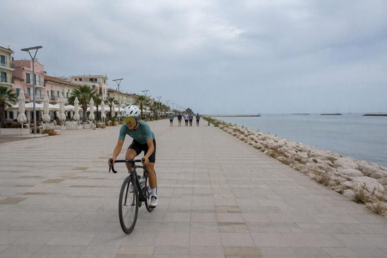 Grave incidente a Alba Adriatica: ciclista di 23 anni in codice rosso