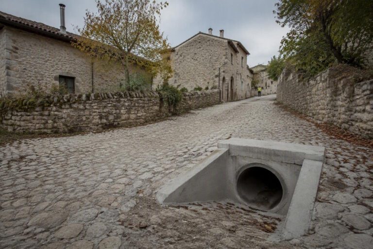 Inizio lavori per il collettore fognario in Via Romana, frazione di Antrosano