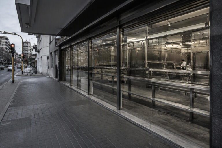 Due rapine alla Butchery di viale Bovio: furto di carne pregiata