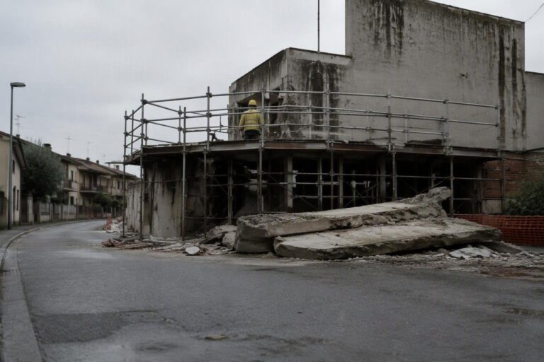 Incidente mortale a Origgio: muratore travolto da soletta in cemento