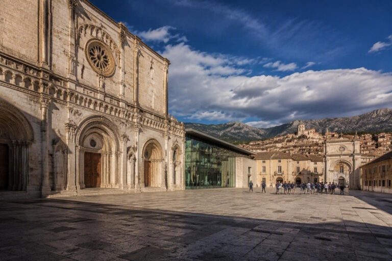L’Aquila accoglie gli studenti con un messaggio di speranza e valorizzazione del patrimonio culturale