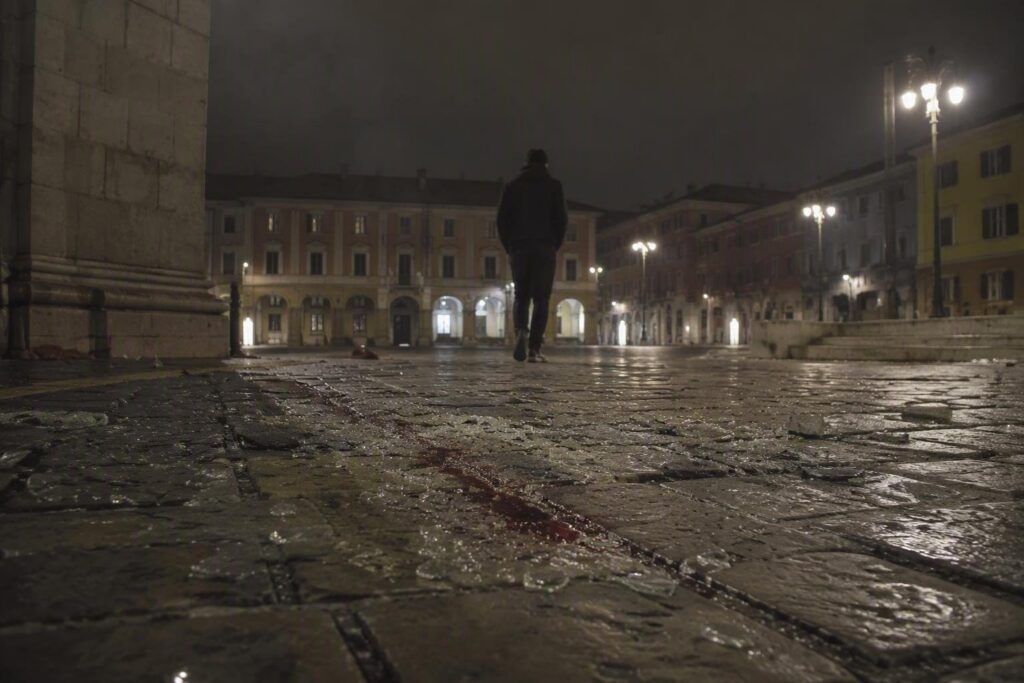 Rissa a Teramo: giovani si affrontano con coltelli e bottiglie, un ferito
