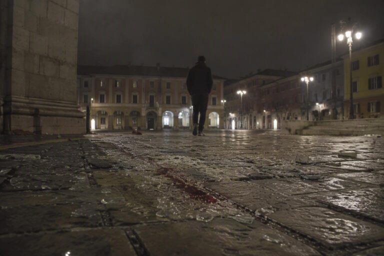 Rissa a Teramo: giovani si affrontano con coltelli e bottiglie, un ferito