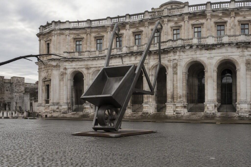 Scultura monumentale di Ai Weiwei a Palazzo dell’Emiciclo