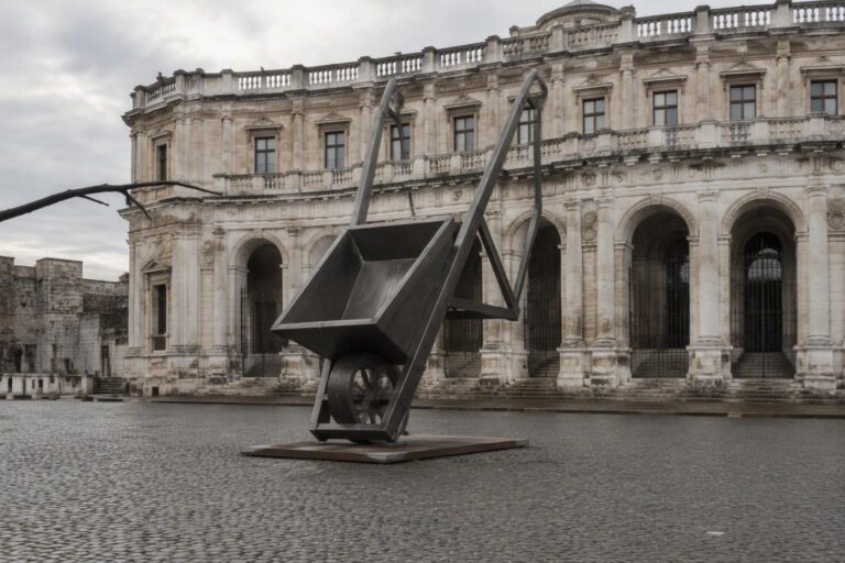 Scultura monumentale di Ai Weiwei a Palazzo dell’Emiciclo